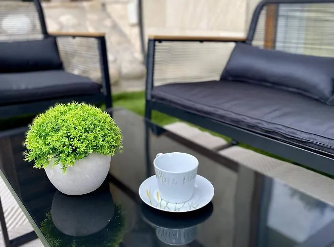 Large One Bedroom With Terrace Next To The Lift Apartmán